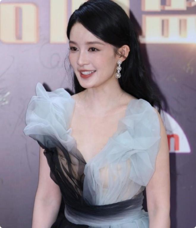 晓彤惊艳不迎合审美却艳压群芳上海这晚被丰腴大气的刘亦菲关(图2)