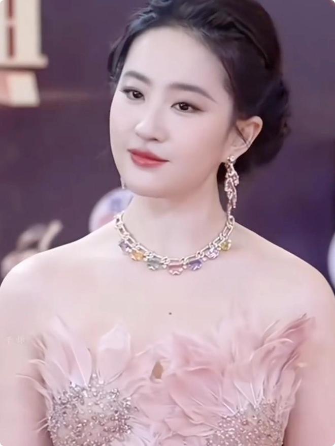 晓彤惊艳不迎合审美却艳压群芳上海这晚被丰腴大气的刘亦菲关(图4)