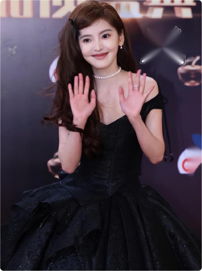 晓彤惊艳不迎合审美却艳压群芳上海这晚被丰腴大气的刘亦菲关(图5)