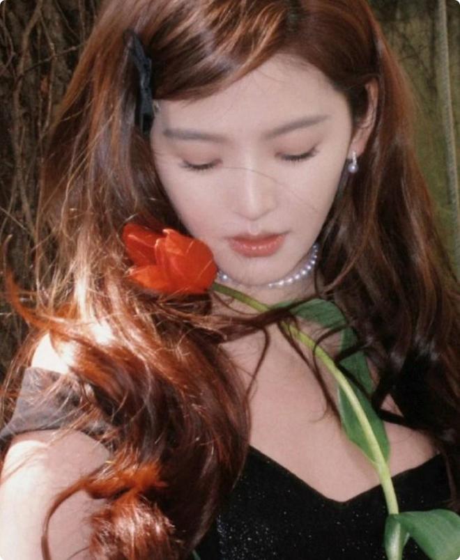 晓彤惊艳不迎合审美却艳压群芳上海这晚被丰腴大气的刘亦菲关(图8)