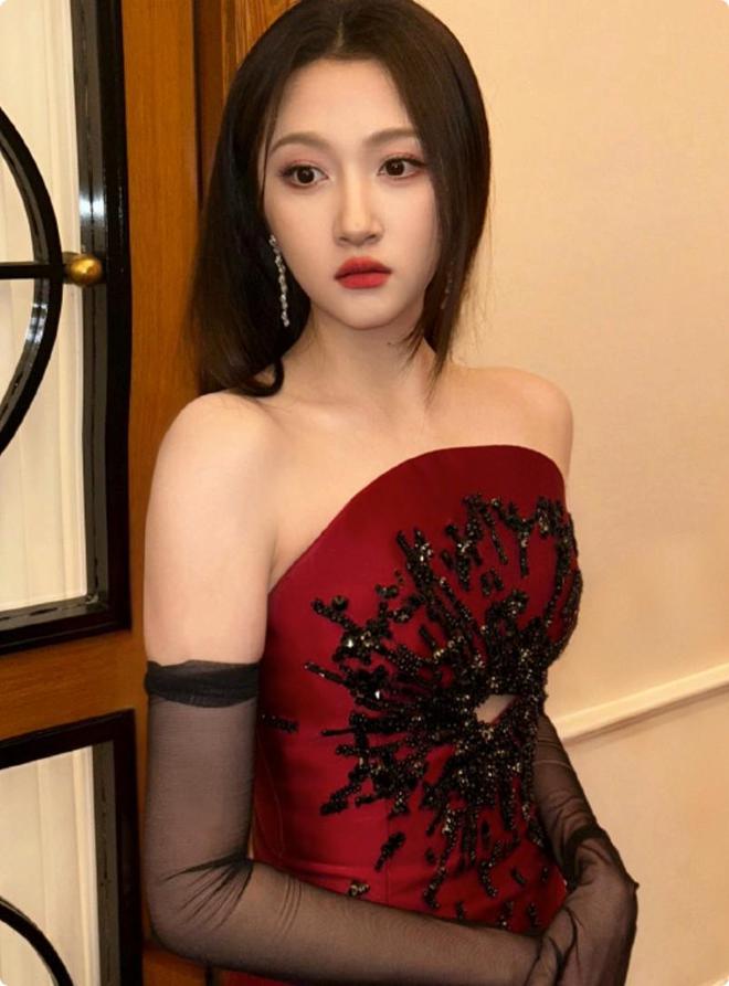 晓彤惊艳不迎合审美却艳压群芳上海这晚被丰腴大气的刘亦菲关(图13)