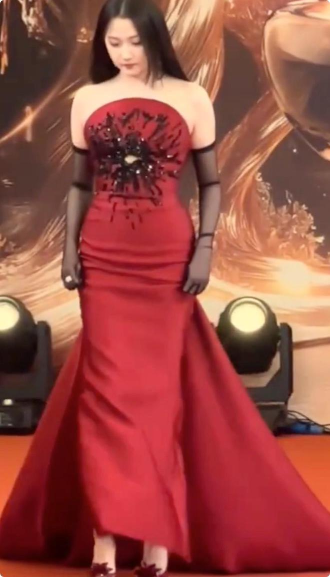 晓彤惊艳不迎合审美却艳压群芳上海这晚被丰腴大气的刘亦菲关(图14)