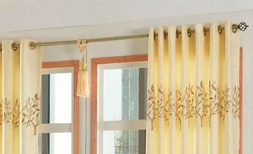 的窗帘效果比较罗马杆与轨道
