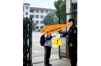 转学可却没有学校愿意接收瑞安对着老师滋水